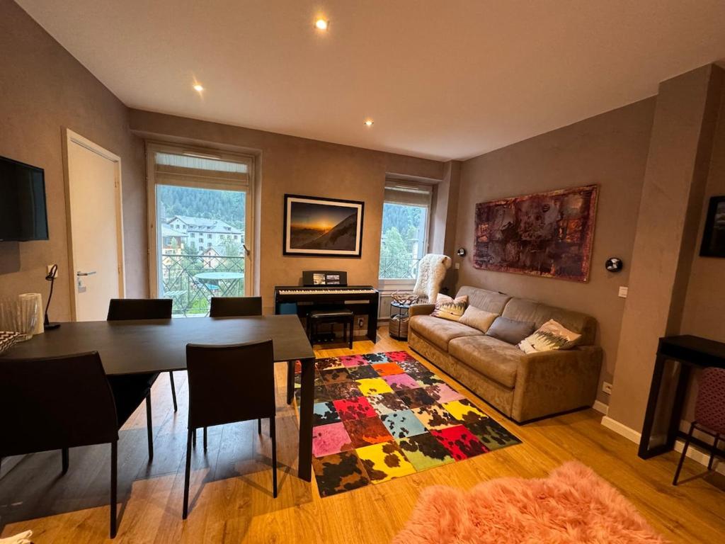 una sala de estar con una mesa y un sofá en Chamonix city center rue Paccard, en Chamonix-Mont-Blanc
