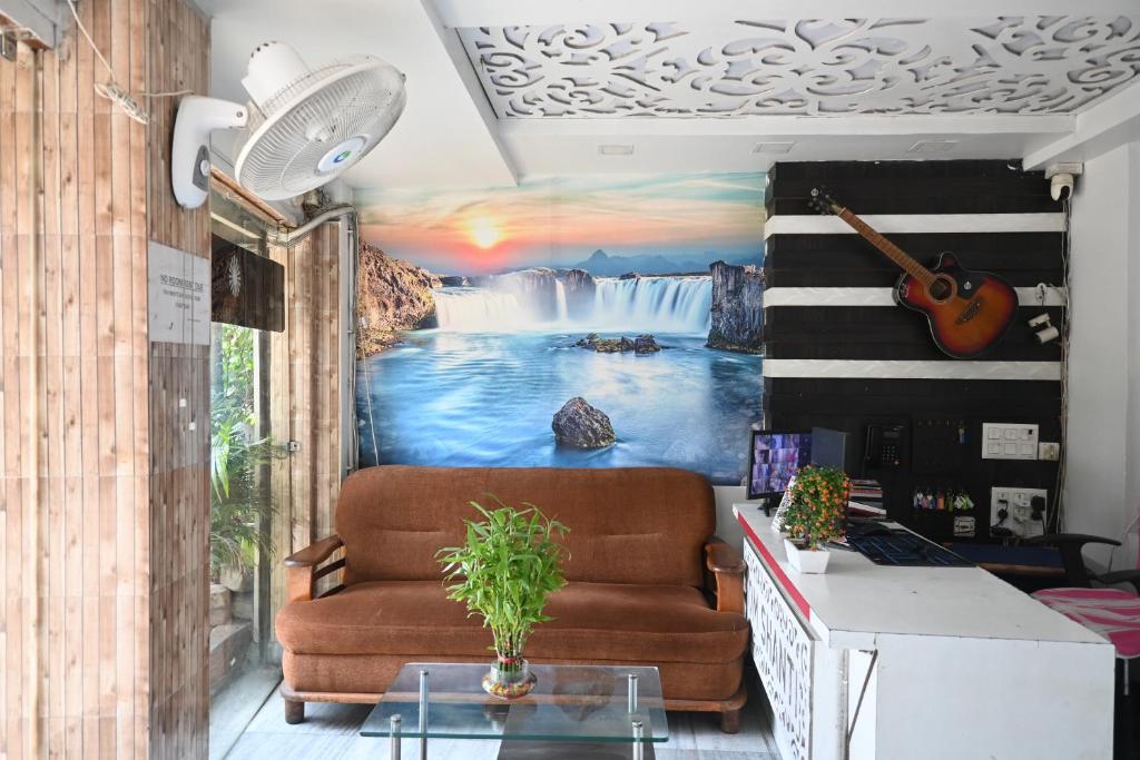 Posezení v ubytování Om Shanti Guest House-Near Ruby General Hospital & Science City