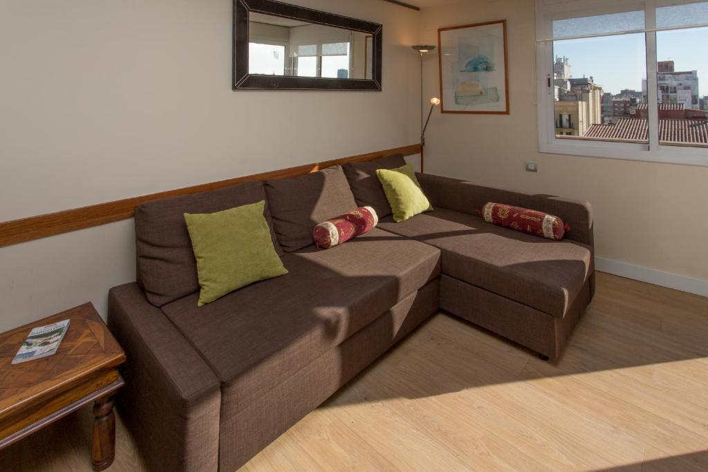 A seating area at Gaudi Views Apartment