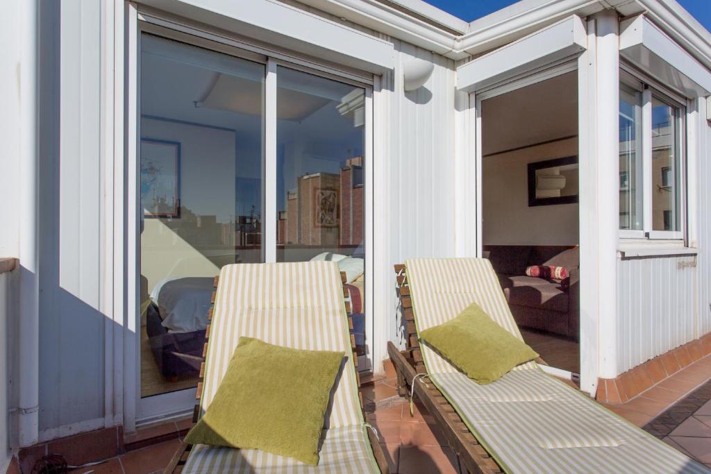A seating area at Gaudi Views Apartment