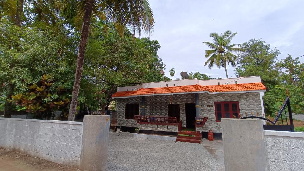 バルカラにあるWhite Pearl Beach Houseの赤い屋根の小さな石造りの家