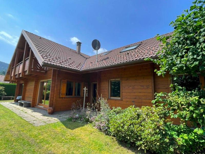a small wooden house with a roof at G mi cabaña in La Celle-sous-Gouzon