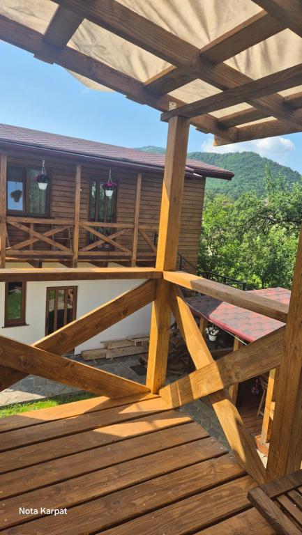 Balkón nebo terasa v ubytování Нота Карпат