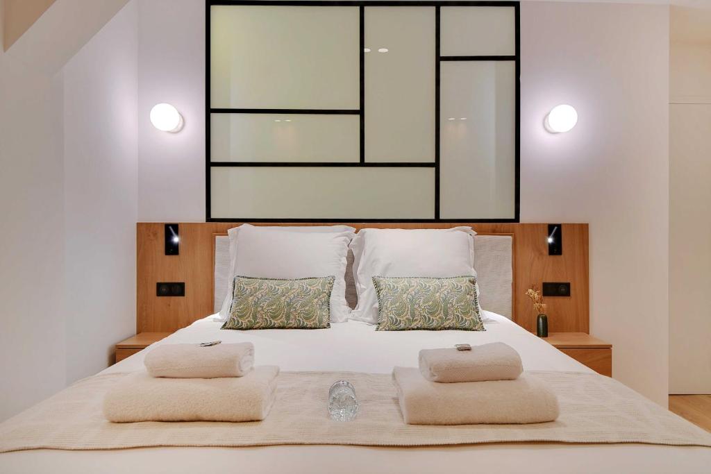 une chambre avec un lit avec deux serviettes dessus dans l'établissement Sumptuous apartment - 2BR 6P - Bonne-Nouvelle, à Paris