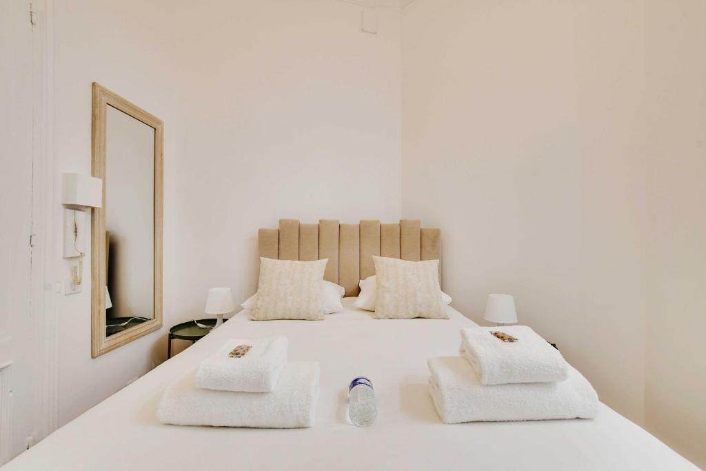 - un lit blanc avec 3 serviettes blanches dans l'établissement Elegant studio - 2P - Auteuil Bois de Boulogne, à Paris