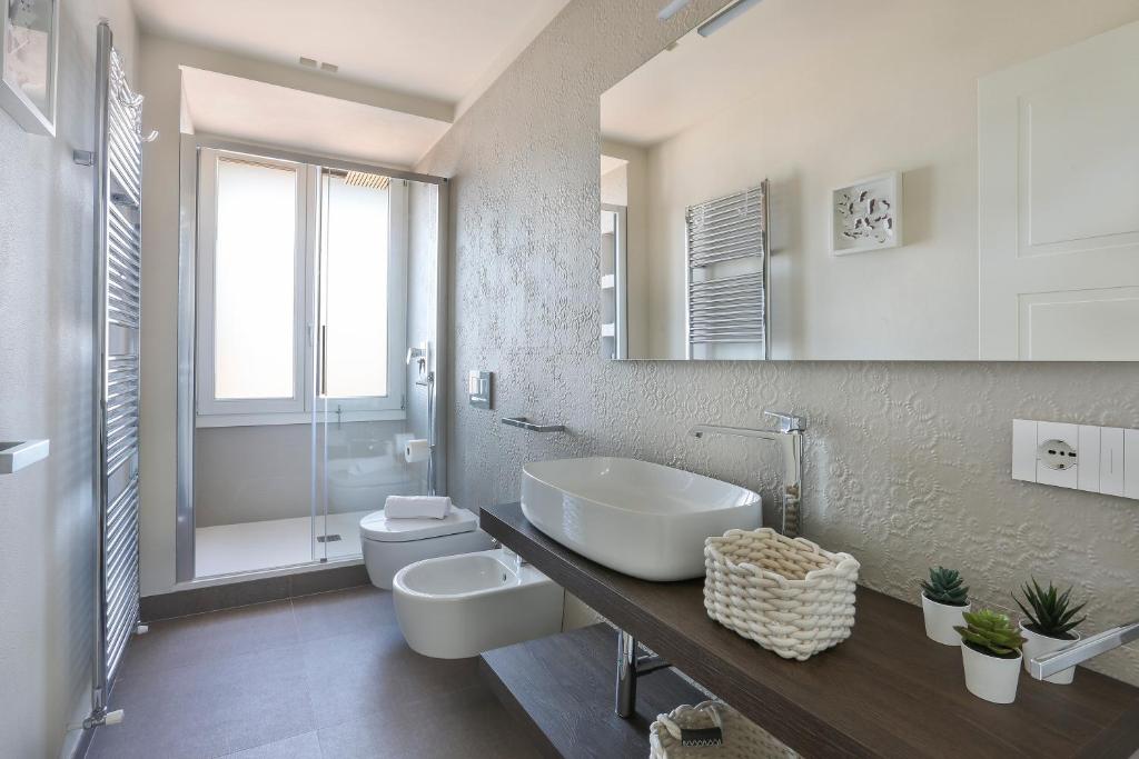 Kúpeľňa v ubytovaní Penthouse with big terrace in Oltrarno