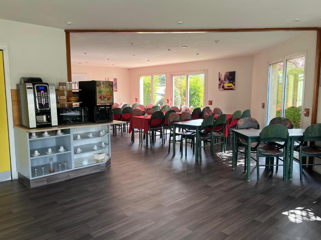 Televízia a/alebo spoločenská miestnosť v ubytovaní Hotel Charme En Maconnais Fasthotel Macon Nord