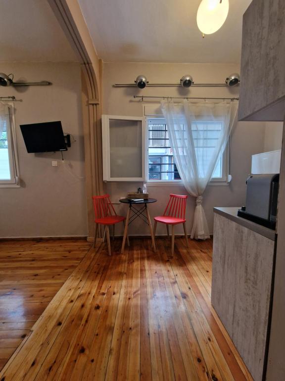 TV a/nebo společenská místnost v ubytování Closer "Central studio and Apartment"