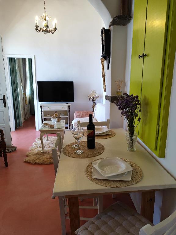 Televiisor ja/või meelelahutuskeskus majutusasutuses Vgena's house in Dio Choria