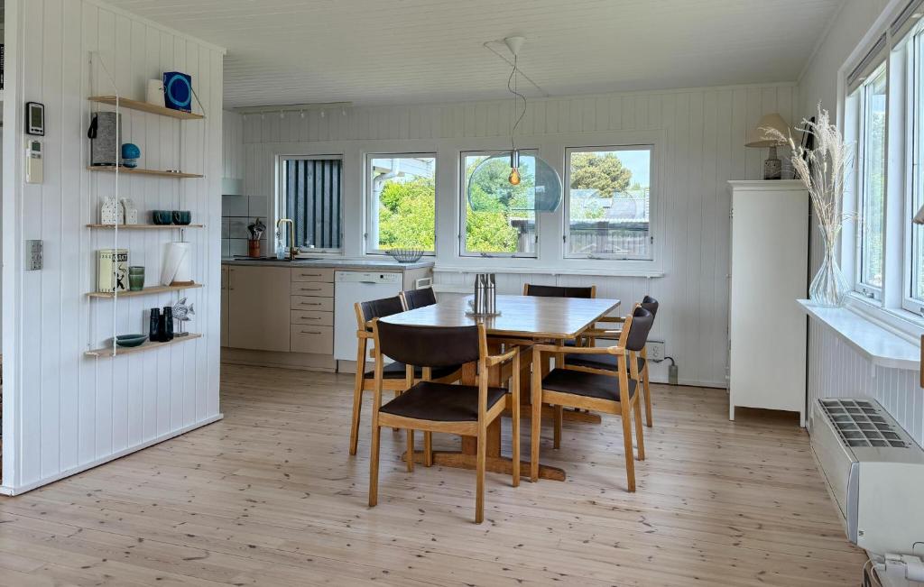 Kuchyň nebo kuchyňský kout v ubytování Cozy Home In Øster Assels With Sauna