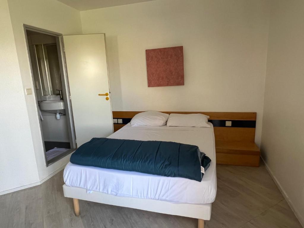 Posteľ alebo postele v izbe v ubytovaní Hotel Charme En Maconnais Fasthotel Macon Nord