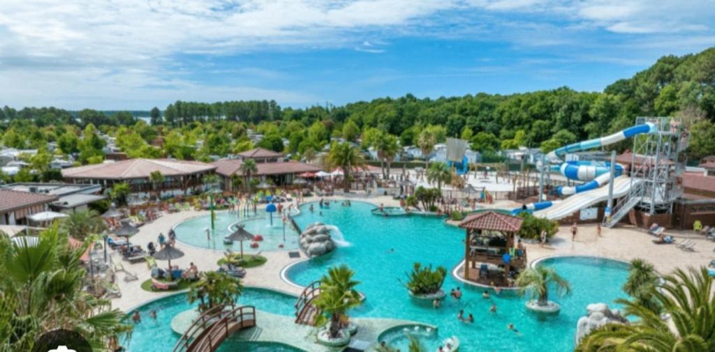 une image d'un parc aquatique dans un complexe dans l'établissement La réserve, à Gastes