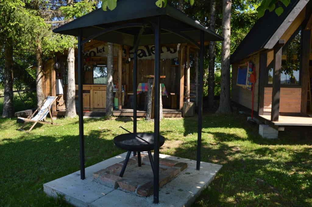 Aed väljaspool majutusasutust Glamping Gradiško