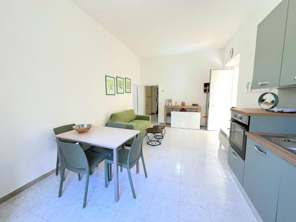 une cuisine et une salle à manger avec une table et des chaises dans l'établissement Marea, vicino mare con parcheggio by Alfareal, à Castiglione della Pescaia