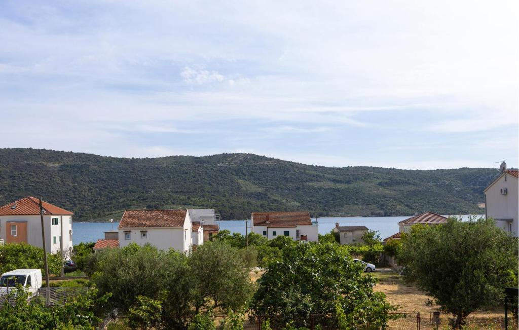 eine Stadt mit einem See und Bergen im Hintergrund in der Unterkunft 3 Bedroom Stunning Apartment In Poljica in Poljica