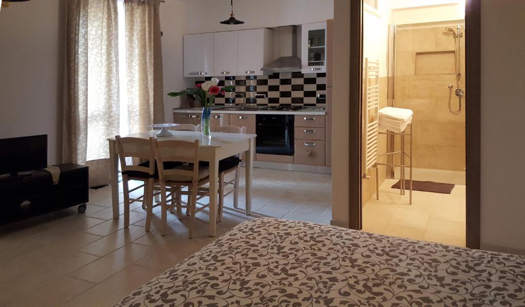 a kitchen and dining room with a table and chairs at Lu Passittu in Norcia