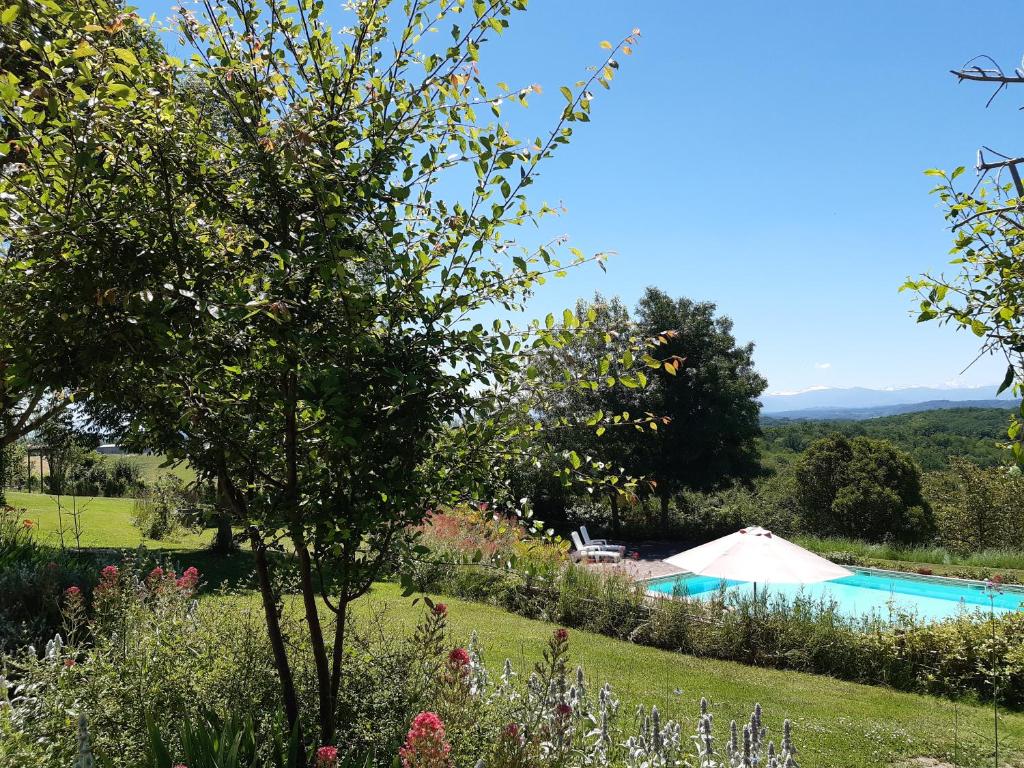 Bazén v ubytování BnB Ferme Beauregard Les Pyrénées nebo v jeho okolí