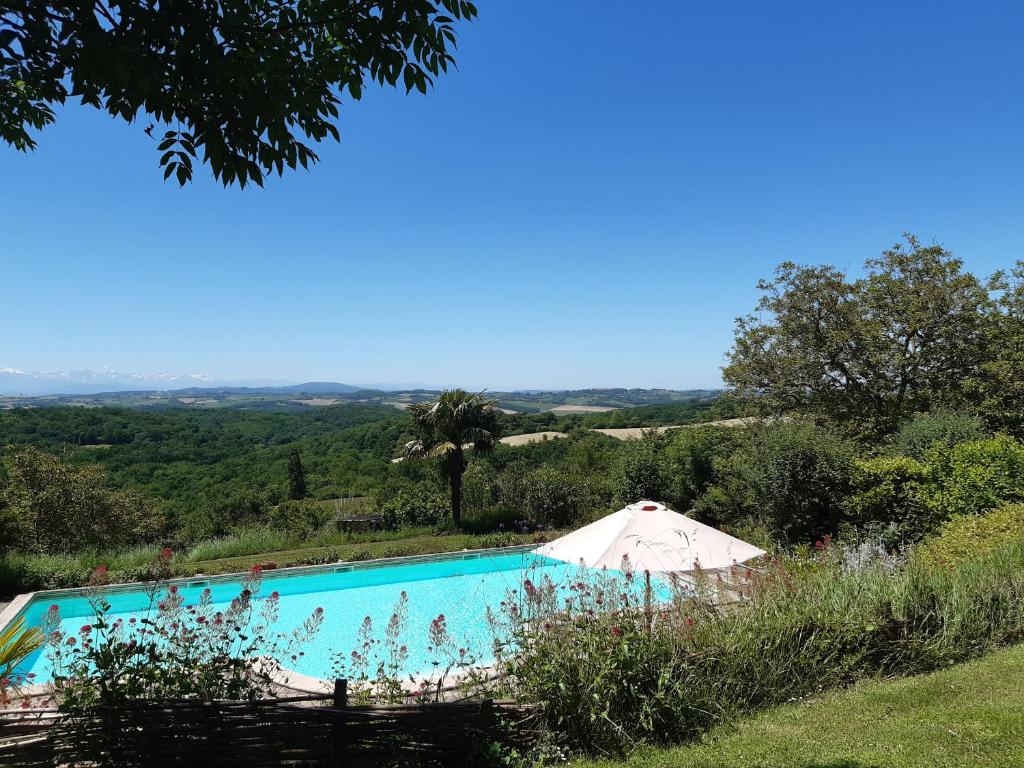 Bazén v ubytování BnB Ferme Beauregard Les Pyrénées nebo v jeho okolí