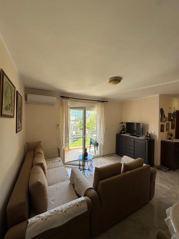 a living room with a couch and a table at Apartman Tafra 3 in Igalo