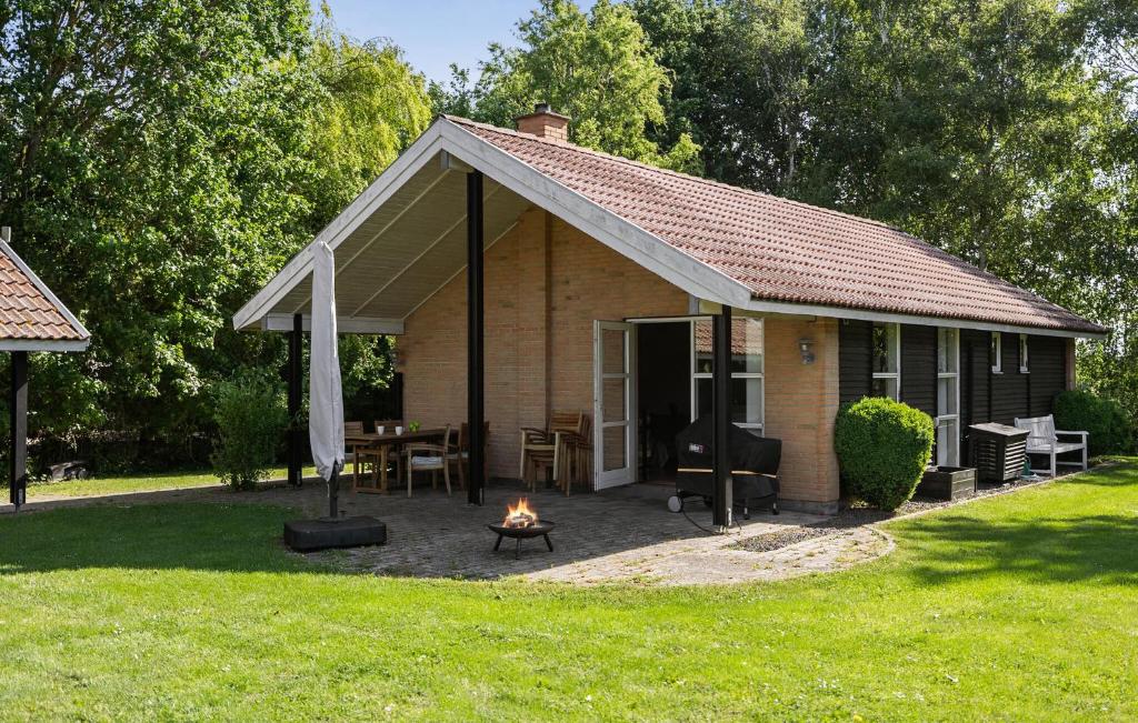 een huis met een vuurplaats ervoor bij Awesome Home In Slagelse With Wifi in Slagelse