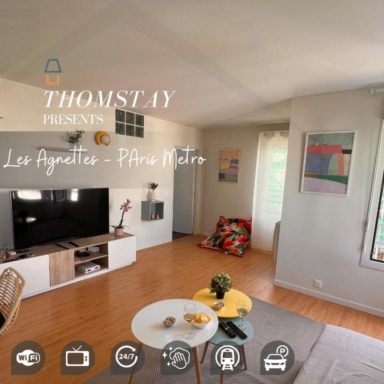 un salon avec un canapé et une table dans l'établissement Les Agnettes - Paris Metro - Wifi - Parking - Tout équipé, à Asnières-sur-Seine