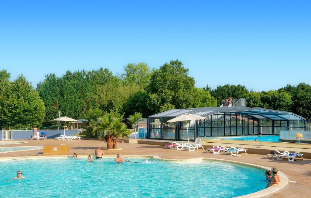 Bazén v ubytování Pet Friendly StaCaravan In Aureilhan nebo v jeho okolí