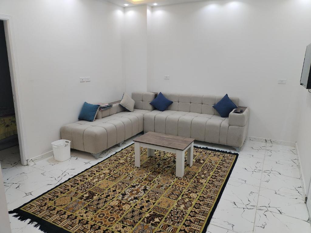 Dream House في الغردقة: غرفة معيشة مع أريكة وطاولة قهوة