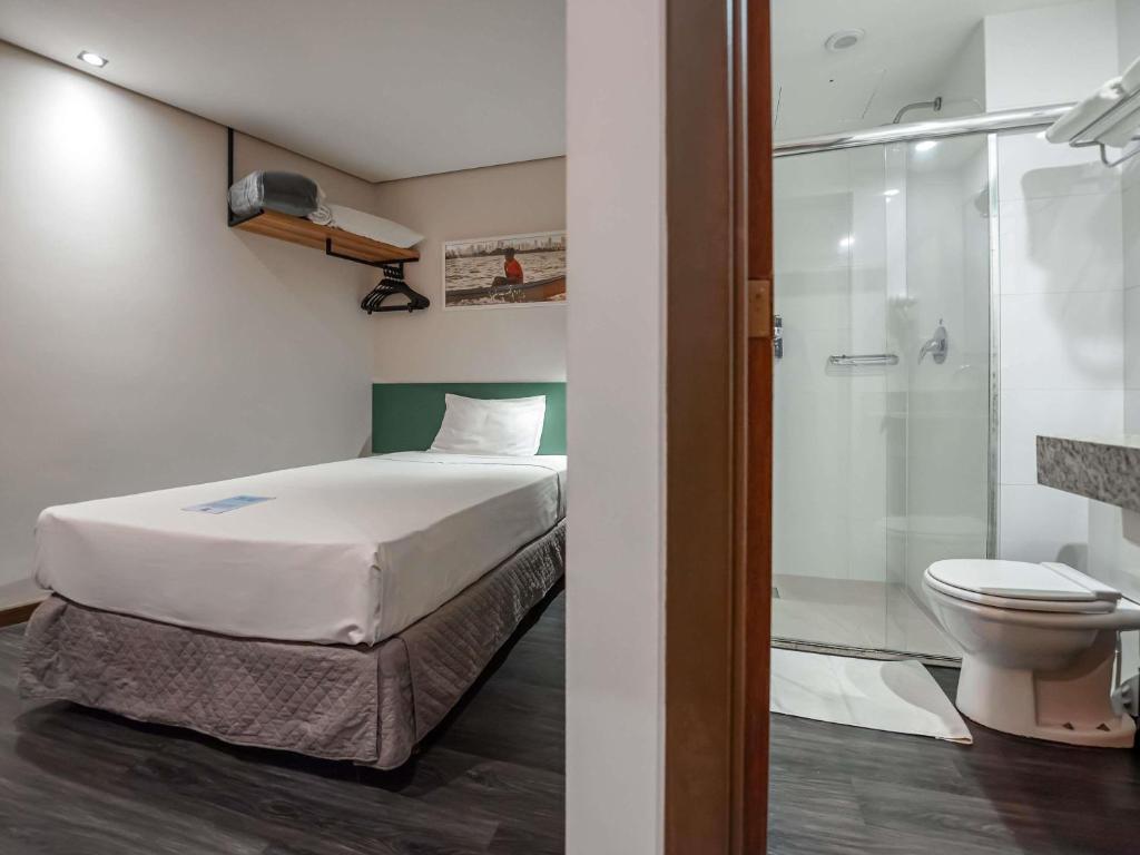Um banheiro em ibis Styles Belem Nazare