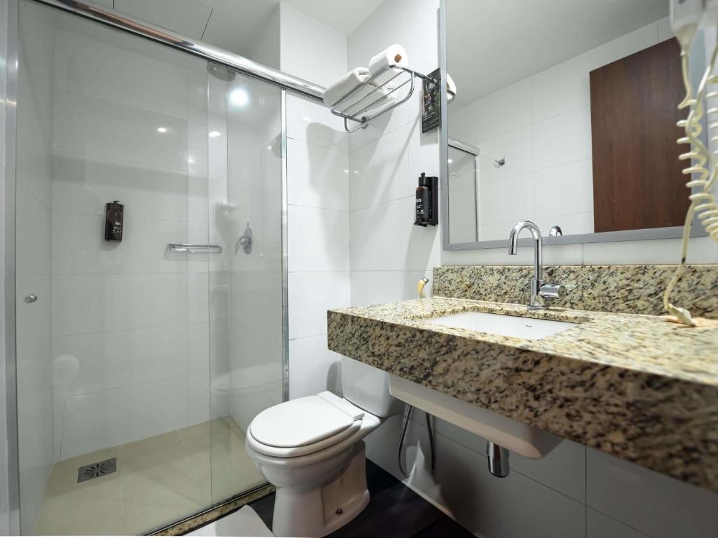 Um banheiro em ibis Styles Belem Nazare