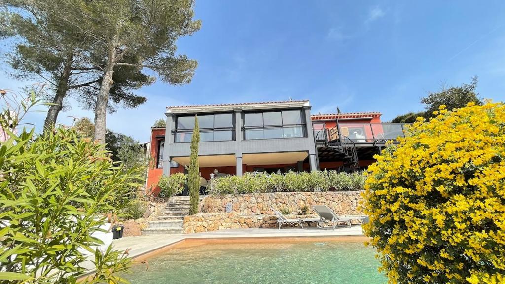 une maison avec une piscine devant dans l'établissement villa 4ch 2 Sdb vue imprenable, à Fréjus