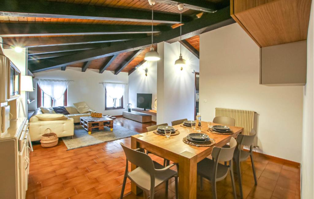 a living room with a wooden table and chairs at Nice Home In Fraz Azzida With Wifi in Azzida