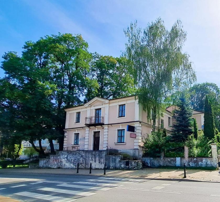 una gran casa blanca al lado de una calle en Dom Gościnny Lublin, en Lublin