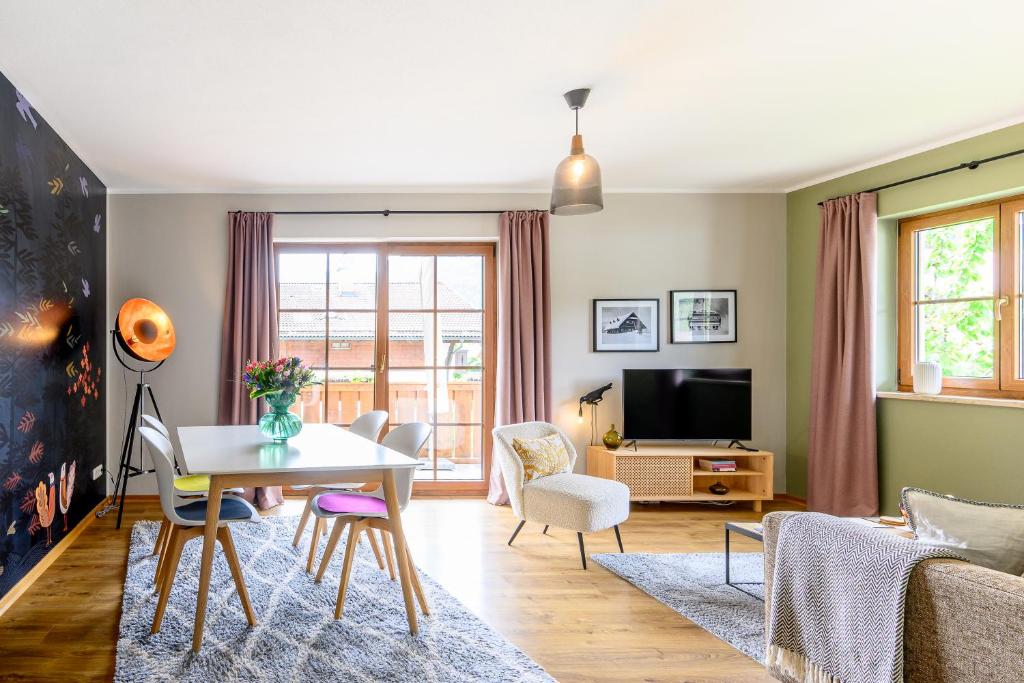 TV a/nebo společenská místnost v ubytování Das Bergquartier - Ferienwohnung Rabenkopf