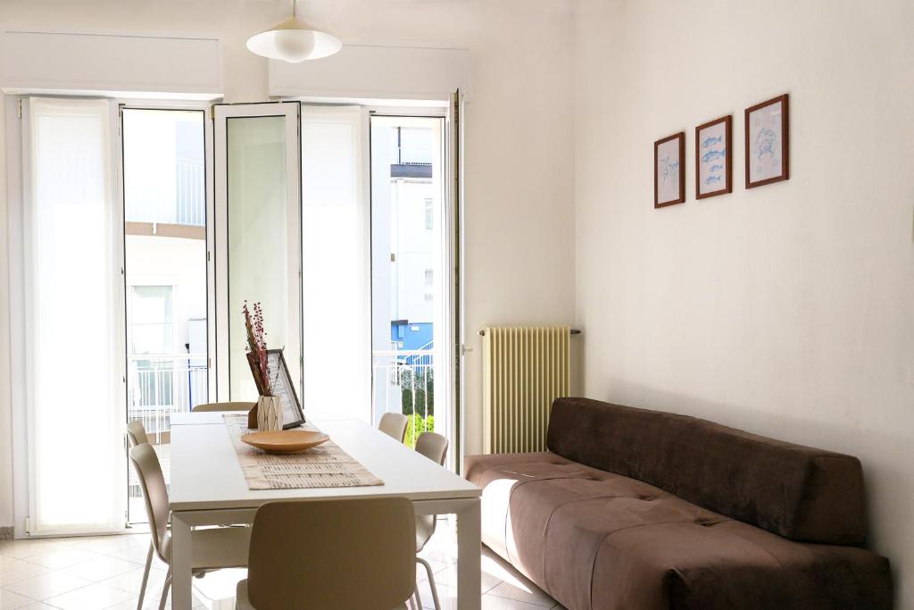 salon z kanapą i stołem w obiekcie Dainese Apartments, Casa Abigail w mieście Lido di Jesolo