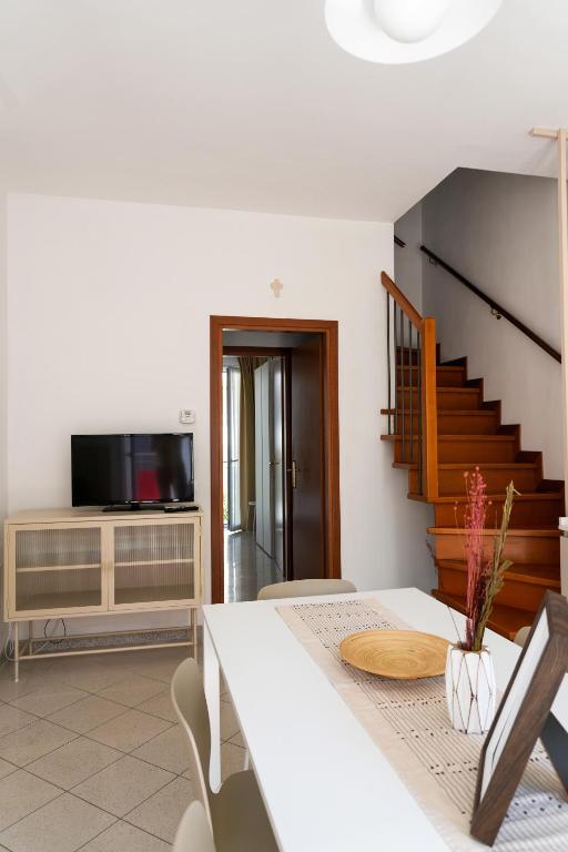 Telewizja i/lub zestaw kina domowego w obiekcie Dainese Apartments, Casa Abigail