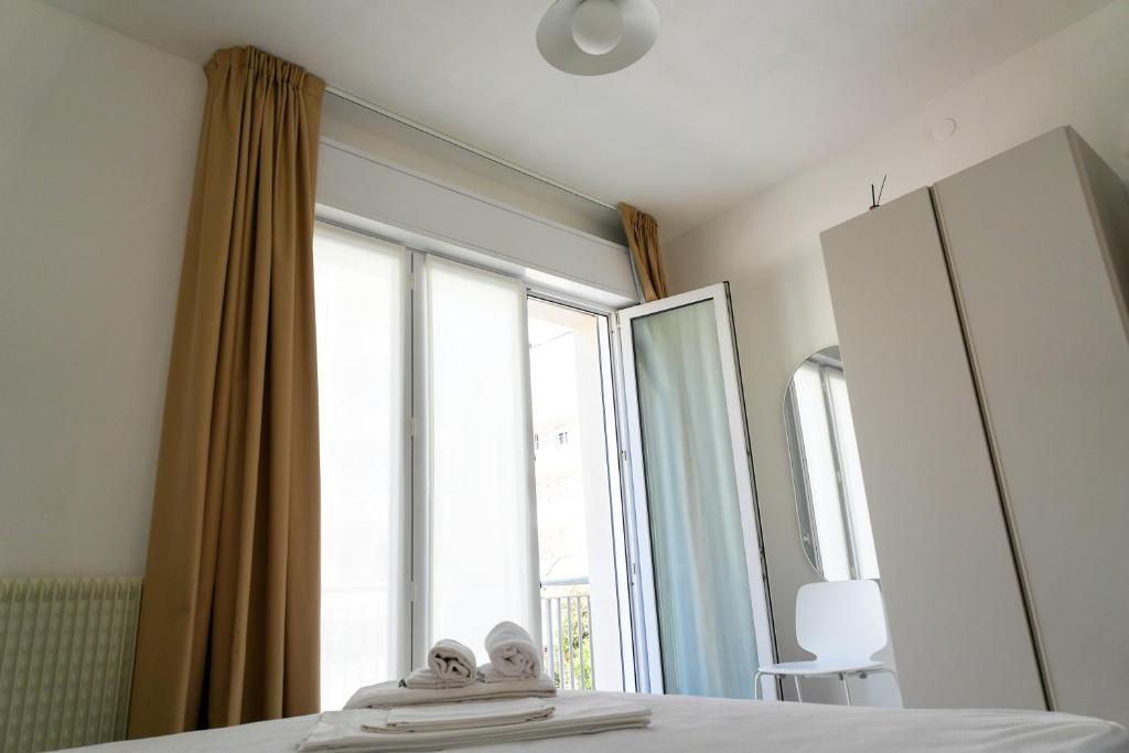 sypialnia z łóżkiem, lustrem i oknem w obiekcie Dainese Apartments, Casa Abigail w mieście Lido di Jesolo