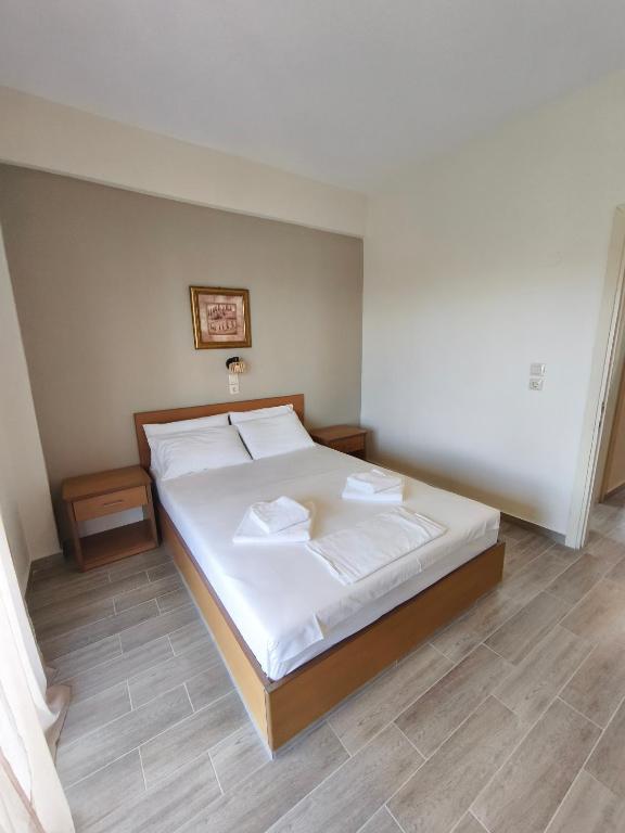 Postel nebo postele na pokoji v ubytování Kiparissis Apartments
