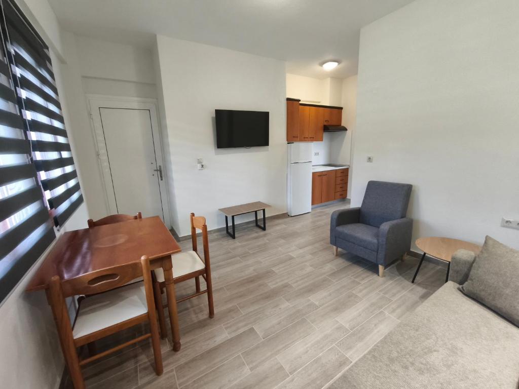 TV a/nebo společenská místnost v ubytování Kiparissis Apartments