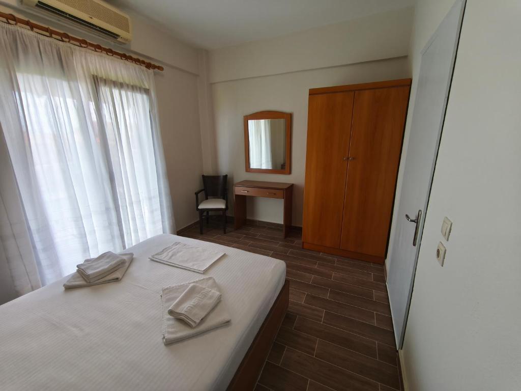 Postel nebo postele na pokoji v ubytování Kiparissis Apartments
