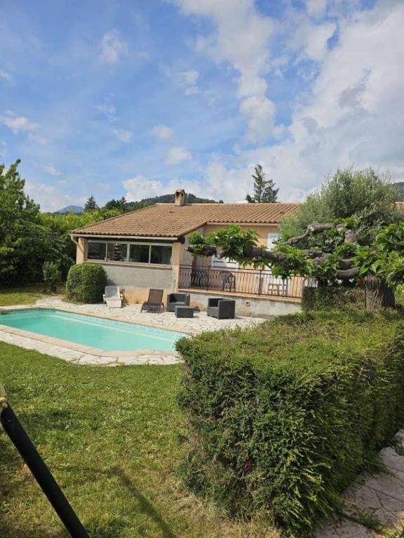 une maison avec une piscine dans la cour dans l'établissement Havre de Paix à 20 Min de Nice, à Levens