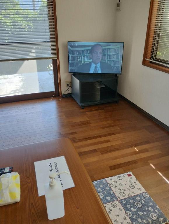 TV a/nebo společenská místnost v ubytování ゆふ山荘