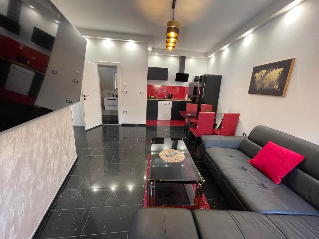 una sala de estar con un sofá y una mesa en Apartment Moro, en Piran