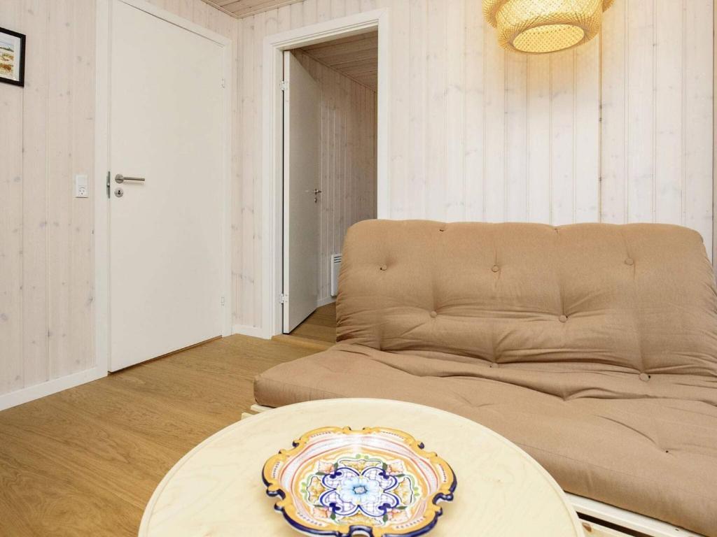 Posezení v ubytování 2 person holiday home in Læsø-By Traum