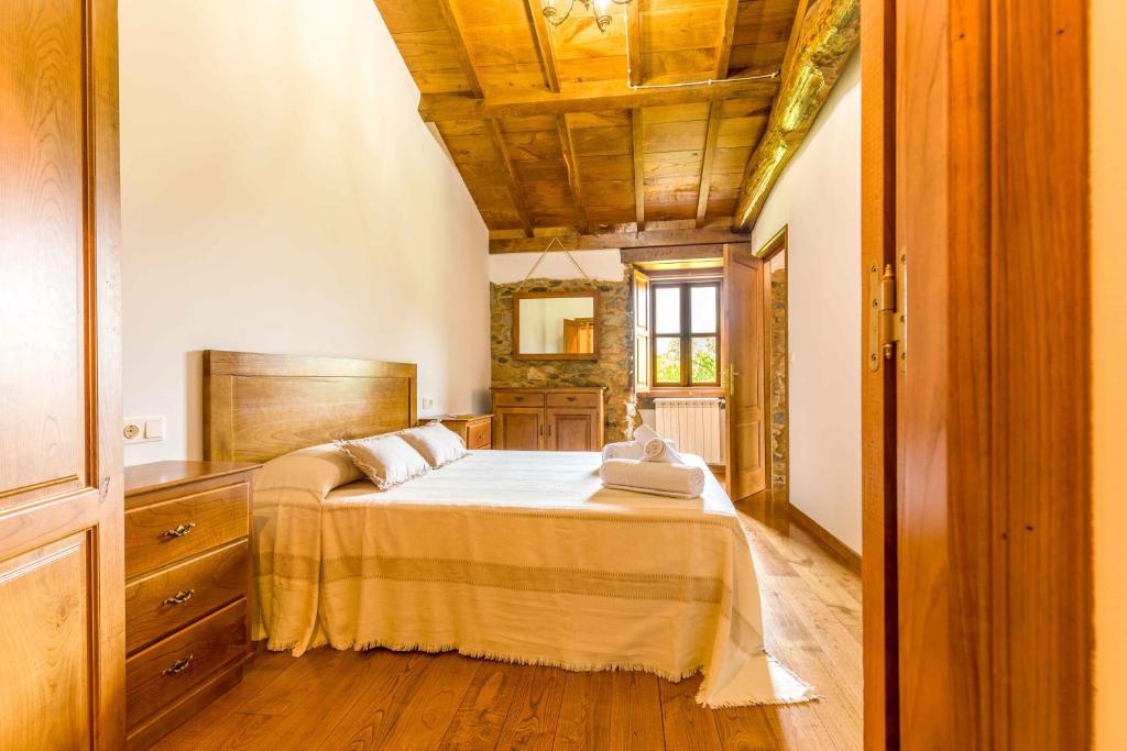 una camera da letto con un letto e un soffitto in legno di A Casa do Carpinteiro 