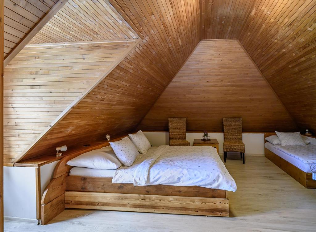 Postel nebo postele na pokoji v ubytování Penzion u Hradilů