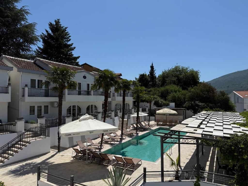 Nespecifikovaný výhled na hory nebo výhled na hory při pohledu z hotelu