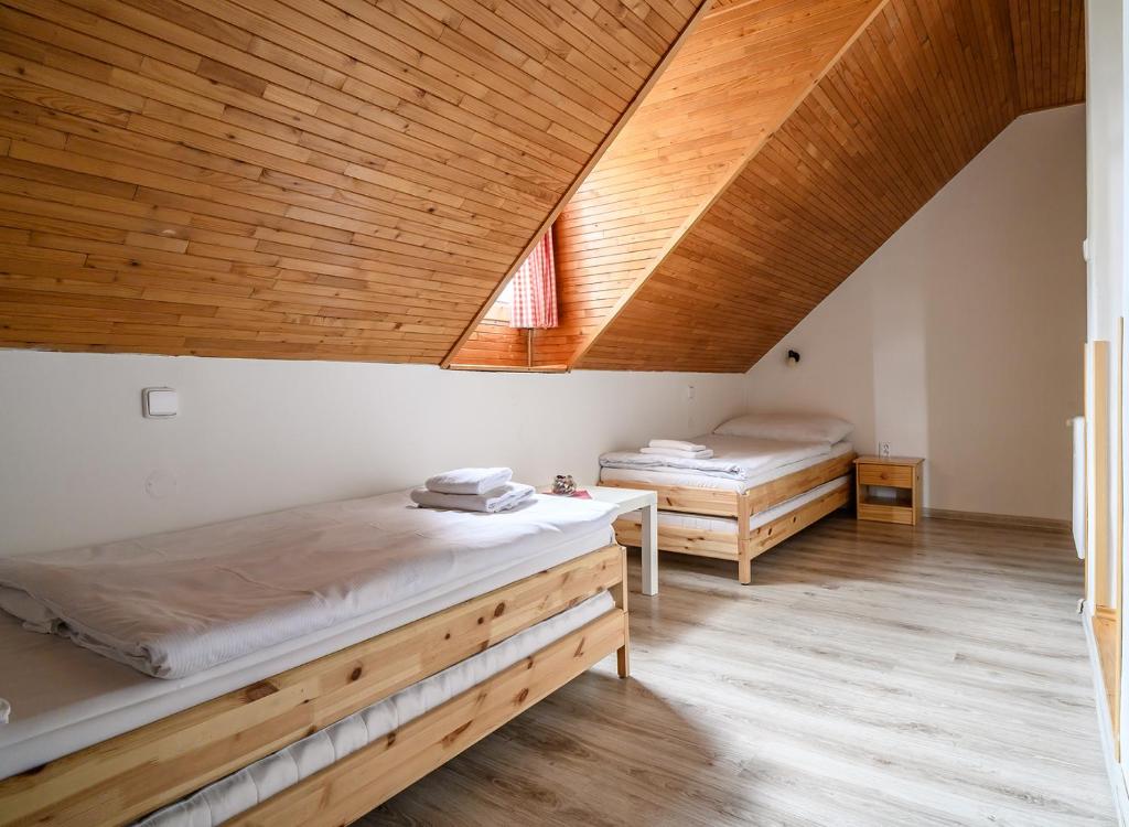 Postel nebo postele na pokoji v ubytování Penzion u Hradilů