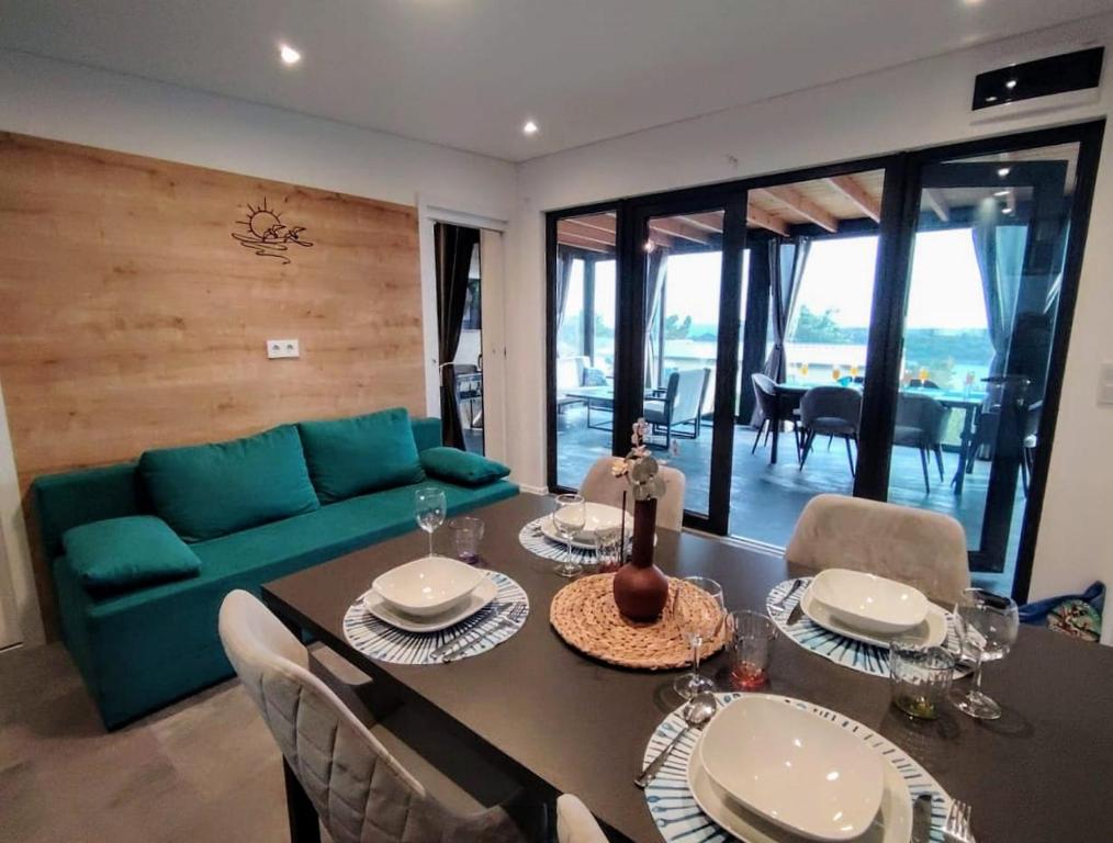 Posezení v ubytování Sea view BluEscape by Vellaris, Luxury Mobile Home