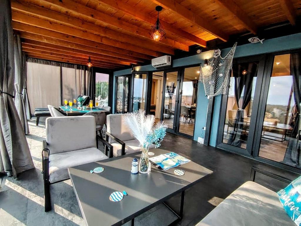 Posezení v ubytování Sea view BluEscape by Vellaris, Luxury Mobile Home