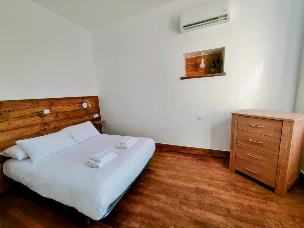 - une petite chambre avec un lit et une commode dans l'établissement Saint Germain - Séjour à Auxerre, à Auxerre